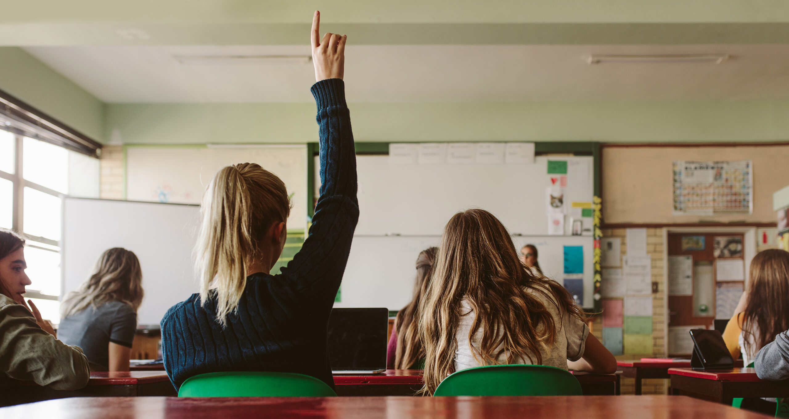 Illustratie: vinger opsteken/vraag/antwoord/klaslokaal