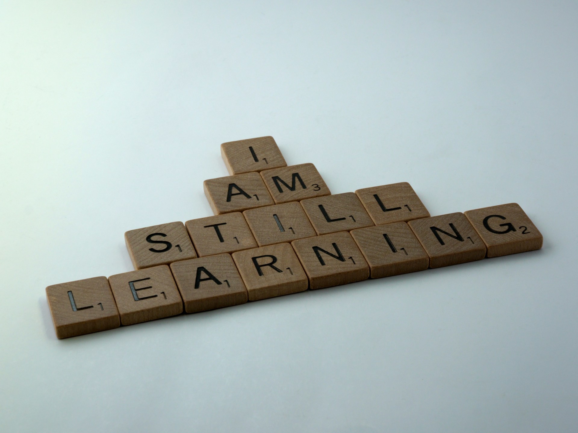 Letters vormen de woorden ‘I am still learning’ als symbool voor talentontwikkeling, kennis en een leven lang ontwikkelen.