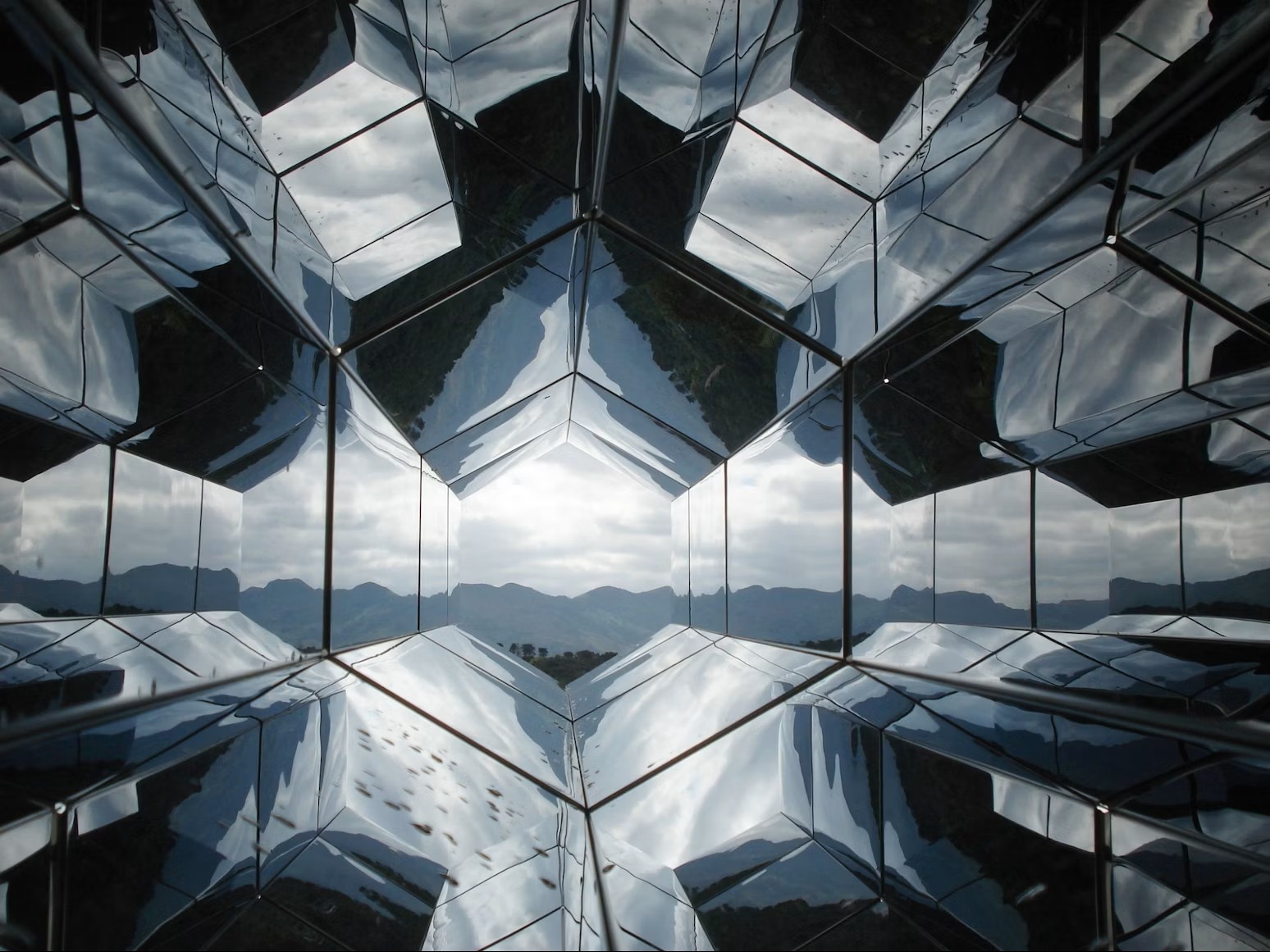 Reflecterende geometrische structuur die verschillende perspectieven en de beoordeling van resultaten symboliseert.