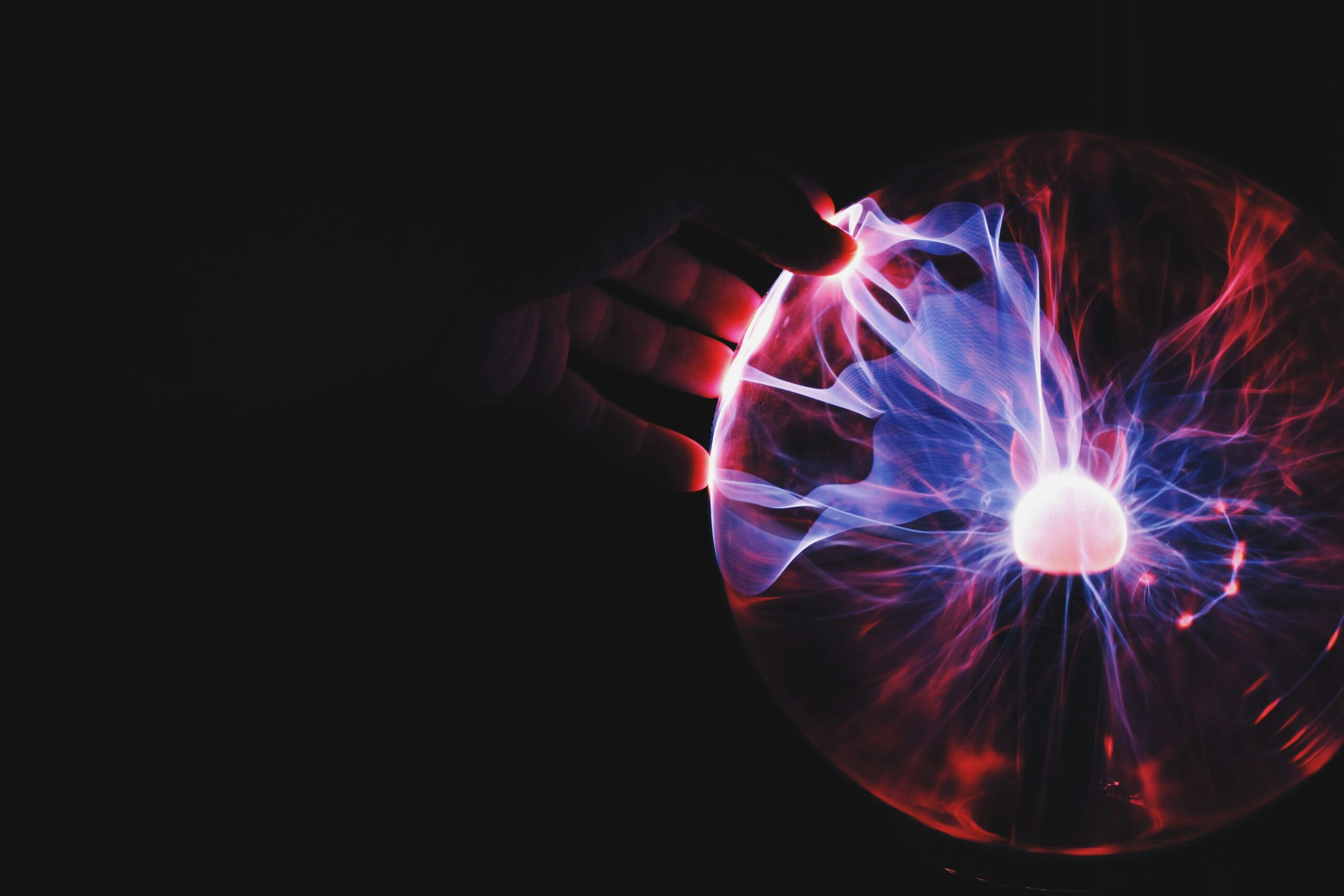 Plasmabol met elektrische ontladingen als symbool voor innovatie, onderzoek en technologische ontwikkeling.