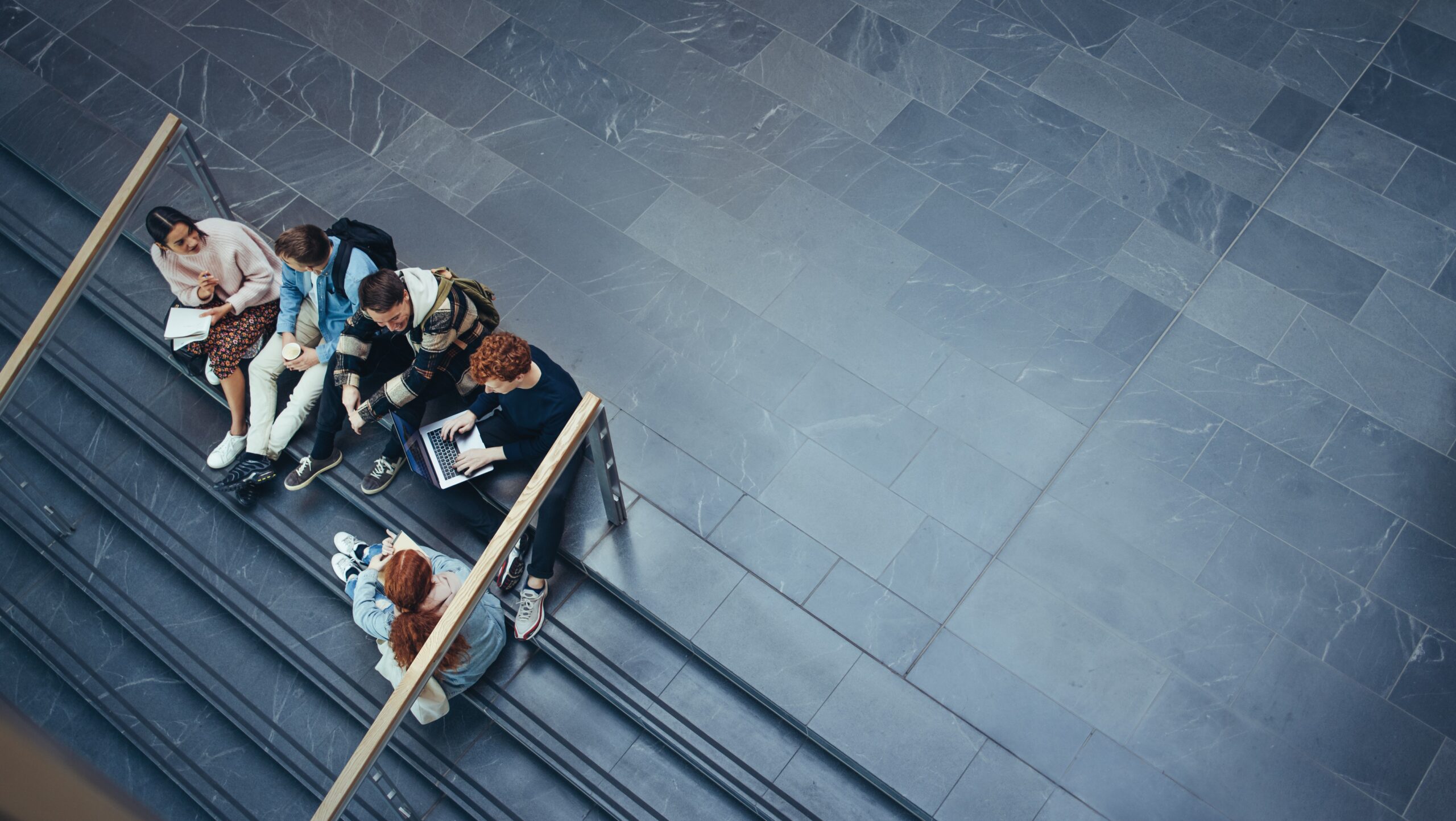 Studenten en onderzoekers overleggen in een moderne onderwijsomgeving en delen kennis en ideeën.